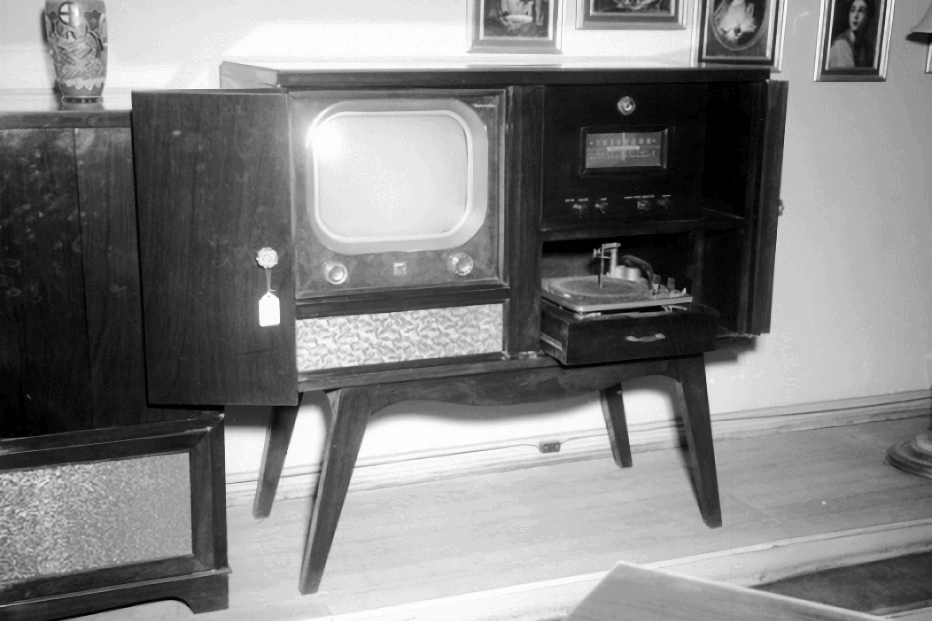 Primera transmisión televisiva en blanco y negro